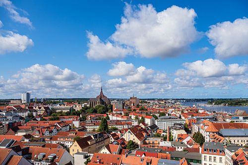 Uitzicht over de daken van de Hanzestad Rostock