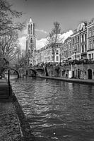 Die Kathedrale von Utrecht vom Kai am Oudegracht-Kanal aus gesehen