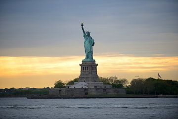 Freiheitsstatue in New York bei Sonnenuntergang von Merijn van der Vliet
