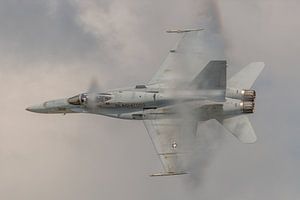 Passage à grande vitesse d'un F/A-18C de l'USMC de la VFA 106 Gladiators.