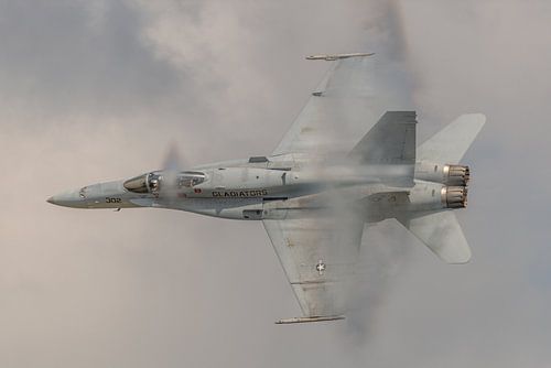 High speed pass F/A-18C Hornet tijdens airshow.