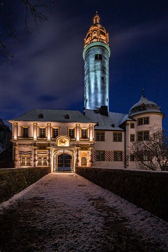 Paleis Höchst in Frankfurt am Main, met de Makanten toren in de sneeuw op het blauwe uur