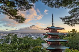 De Chureito Pagoda en Mount Fuji, Japan van Original Mostert Photography