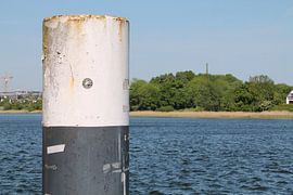 Rust aan de kust - contrast tussen natuur en technologie van Bengt Schrum