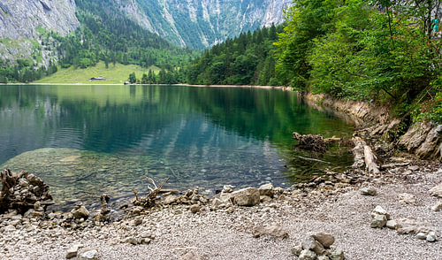 Schilderachtig uitzicht op een alpenweide met een bergmeer in de Berchtesgadener Alpen, Beieren, Duitsland