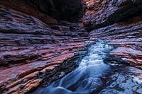 Tobender Fluss durch Schlucht