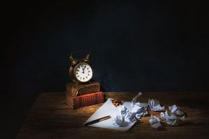 Stillleben mit Humor, antikem Wecker und Büchern.angeboten.