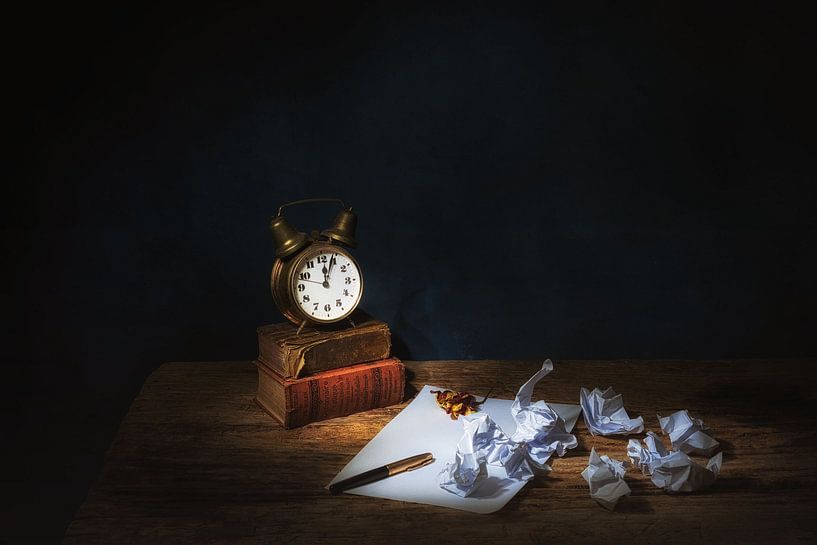 Stillleben mit Humor, antikem Wecker und Büchern.angeboten. von Saskia Dingemans Awarded Photographer
