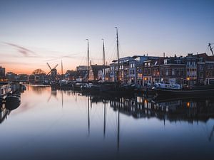 Zonsondergang in de historische haven van Leiden van Chris van Keulen