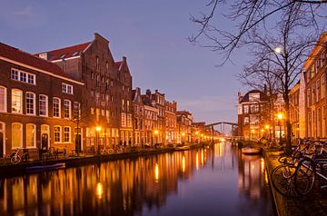 De Oude Rijn in Leiden in het blauwe uur