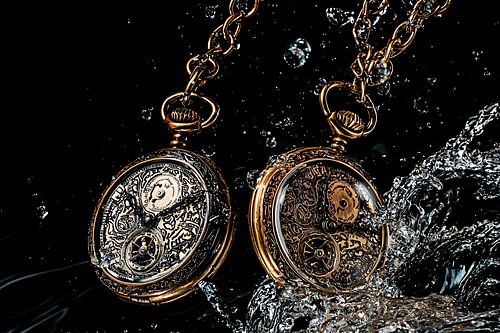 Gouden zakhorloges met water
