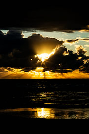 Achter de wolken schijnt de zon