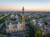 De Nederlandse Westertoren tijdens de schemering