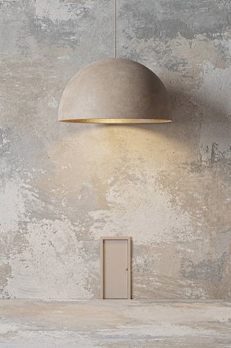 Stille Doorgang – minimalistische deur onder warme designlamp