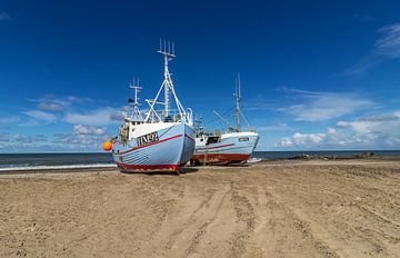 Vissersboten op Thorup Strand in Denemarken van Connie de Graaf