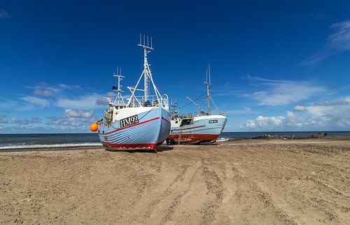 Fischerboote am Thorup Strand in Dänemark von Connie de Graaf