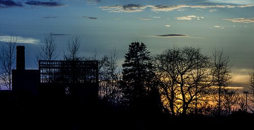 Fabriek bij ondergaande zon