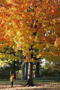 Frau in Gelb unter goldenem Herbstbaum von Susan Hol