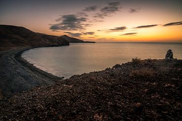 Fuerteventura, zonsopgang op een stenen strand met uitzicht over de baai naar de zee van Fotos by Jan Wehnert