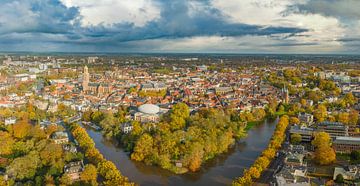 Vue aérienne de la ville de Zwolle lors d'une journée d'automne pluvieuse sur Sjoerd van der Wal Photographie