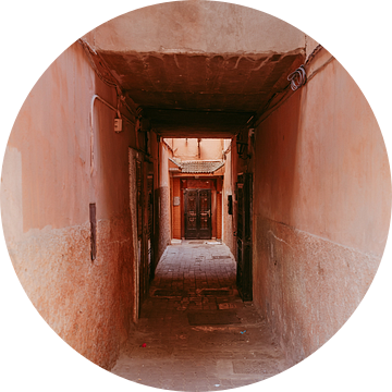 Straat doorkijk in Marrakech van sonja koning