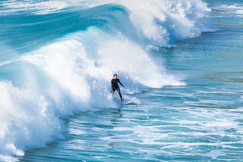 Surfer in de golven.