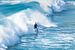 Surfeur dans les vagues. sur Anneke Hooijer