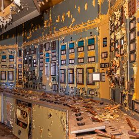 Vockerode Controlekamer: Verweerde Meters en Verval van Urban Exploring Europe