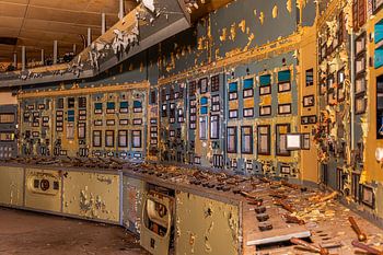 Vockerode-Kontrollraum: Verwitterte Messgeräte und Verfall