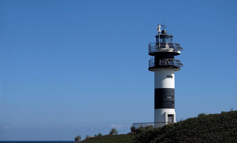 Ein Leuchtturm vor blauem Himmel von Lensw0rld