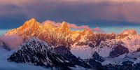 Alpenglühen in de bergen