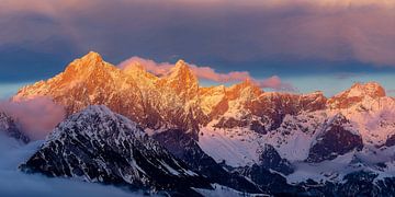 Alpenglühen in de bergen van Coen Weesjes