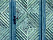 Blue Door (Zeeblauwe Deur) van Caroline Lichthart thumbnail