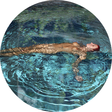 naakte vrouw in helder blauw water met reflectie van omgeving van Cor Heijnen