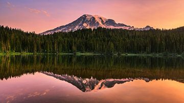 Lever du soleil Mont Rainier, État de Washington, États-Unis sur Henk Meijer Photography