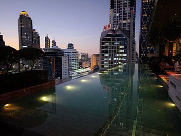 Piscine à débordement de nuit Bangkok sur Camiel Rijk