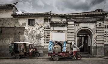 Ein Haufen alter Tuk-Tuks in China. von Claudio Duarte