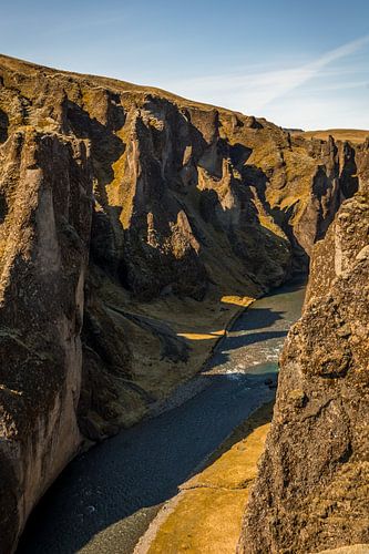 Fluss zwischen den Felsen bei Sonnenuntergang