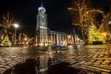 De grote kerk van Deventer in de avond