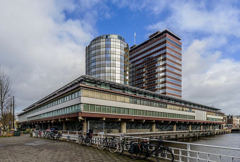 Het gebouw van de Nederlandse Bank in Amsterdam.. van Don Fonzarelli