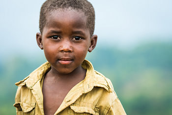 Neugieriger kleiner Junge in Uganda / Porträtfotografie / Afrika