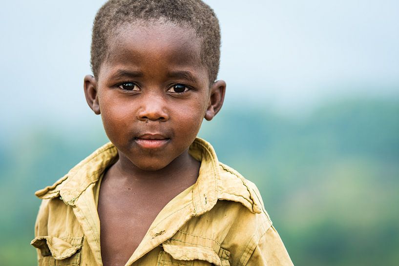 Neugieriger kleiner Junge in Uganda / Porträtfotografie / Afrika von Jikke Patist