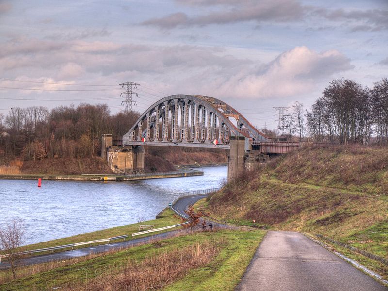 Pont abandonné sur l'eau von P van Beek