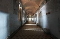 Long couloir dans un bâtiment désert par Frank Herrmann Aperçu