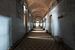 Long couloir dans un bâtiment désert sur Frank Herrmann