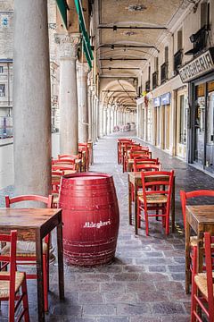 Straat in Mantova Italië met tafeltjes in het coronajaar 2020 van Jefra Creations