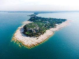 Vue sur Sirmione sur le lac de Garde (Italie)