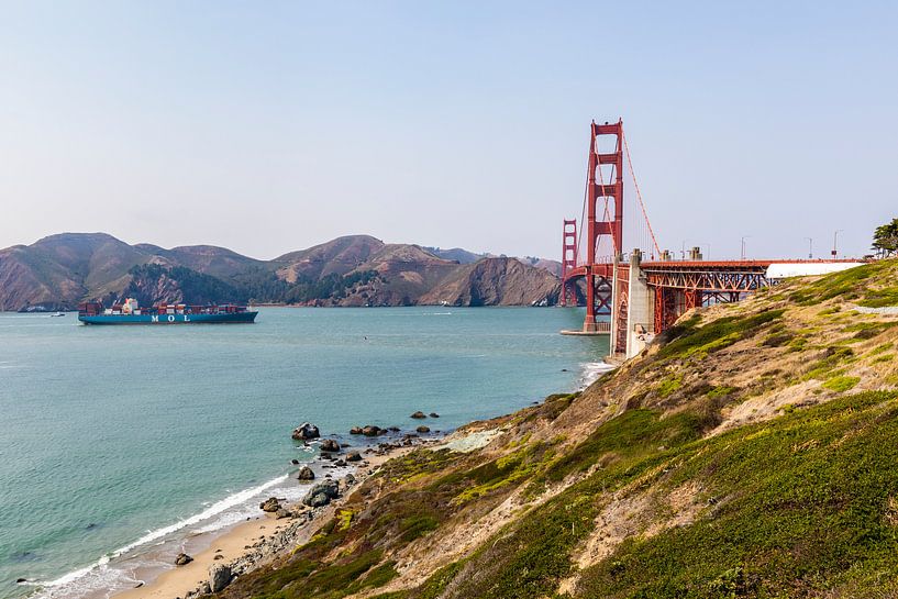 Ships sails towards Golden Gate Bridge - San Francisco by Remco Bosshard