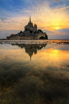 Verticale reflectie Mont Saint-Michel van Dennis van de Water