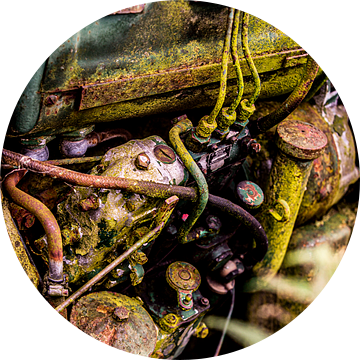 Oude verlaten erf met Deutz motorblok